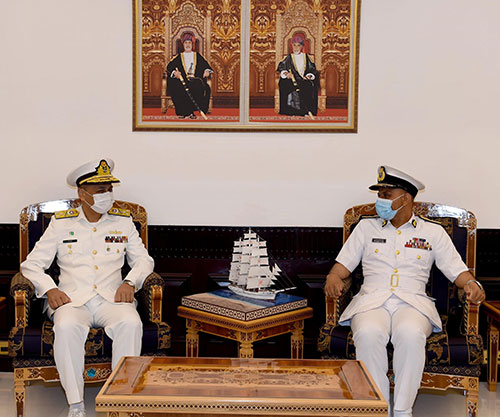 Commander of Royal Navy of Oman Receives Pakistani Counterpart