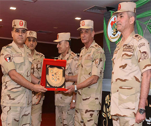 Egyptian Army Chief Meets Commanders of Joint Training Center of Logistics Authority 