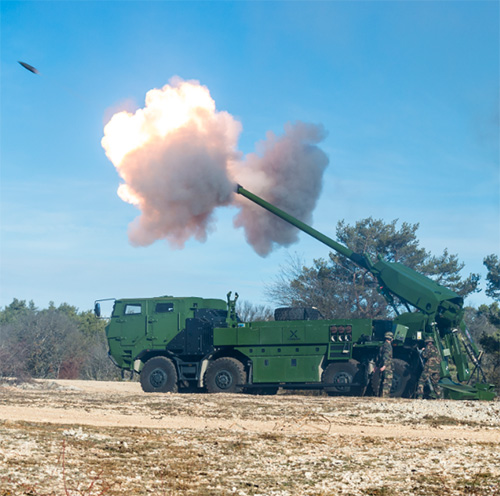 Nexter Demos its Artillery to Delegates of 18 Countries