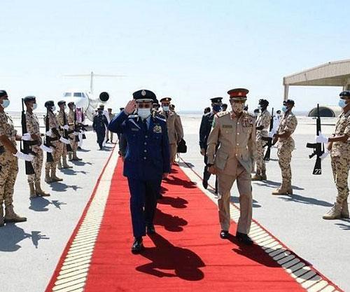 Bahrain’s Commander-in-Chief Receives Chief of Saudi General Staff 