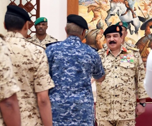 Bahrain’s King Visits Defense Force General Command 