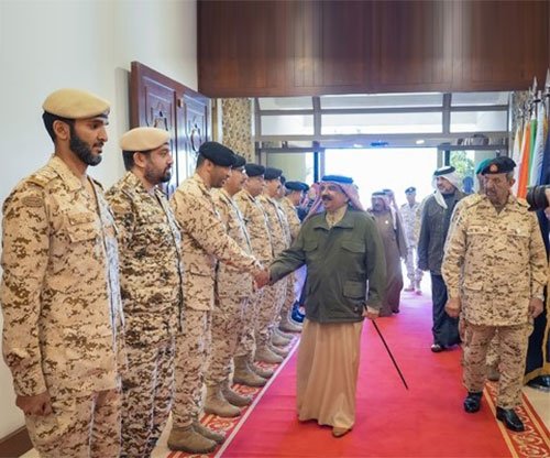 Bahrain’s King Visits General Command of Defence Force