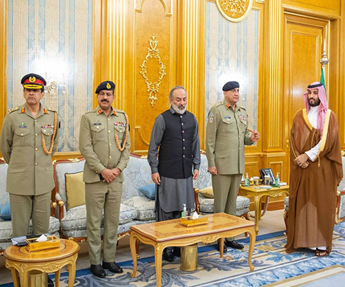 Saudi Crown Prince, Commander of Pakistan Army Discuss Military Relations