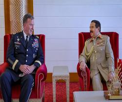 Bahrain’s King Receives Commander of US Central Command